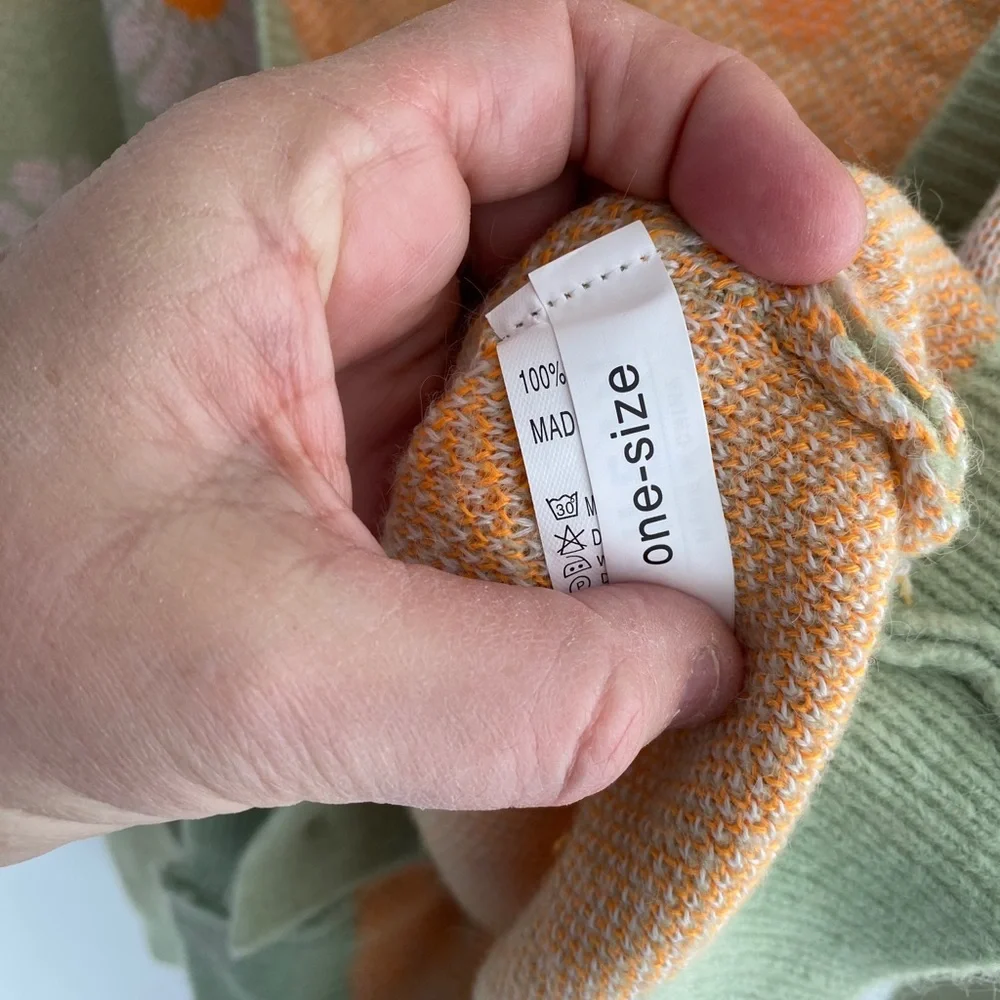 Light green cardigan/sweater, white & orange daisies.One size.Fun & flattering - Picture 7 of 12